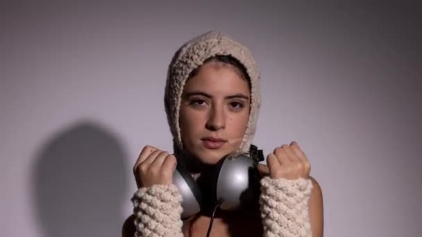 Woman posing and dancing in knitwear hat — Stock Video