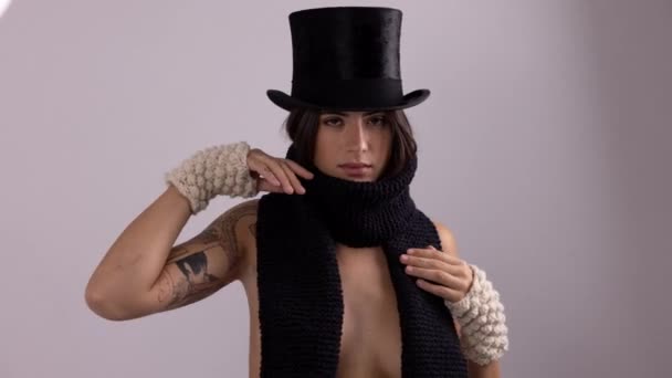 뜨개 질 모자와 스카프를 쓴 여인의 포즈와 춤 — 비디오
