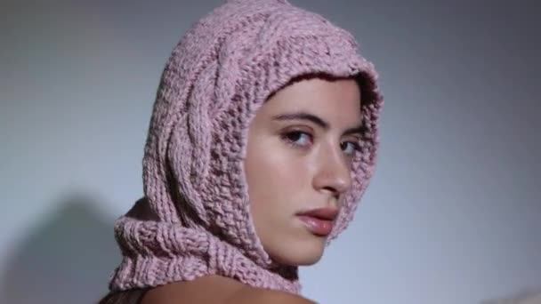 Femme posant et dansant en bonnet tricot — Video