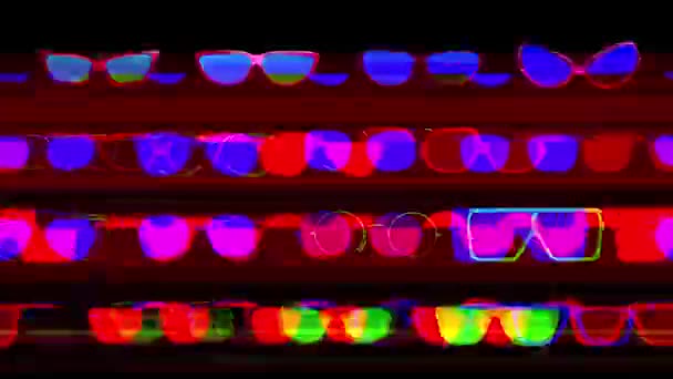 Mengubah kacamata hitam dengan perubahan warna pada lensa — Stok Video