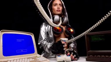 Oyun kolu kullanan çılgın kostümlü bir kadın.