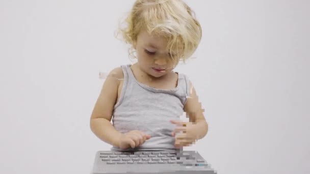 Klavyede yazan küçük kız — Stok video