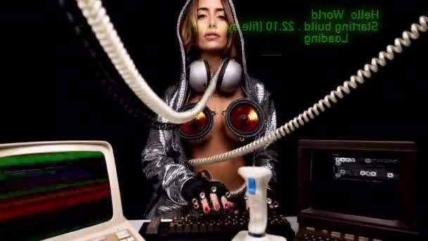 Frau mit verrücktem Kostüm tippt auf Tastatur — Stockvideo