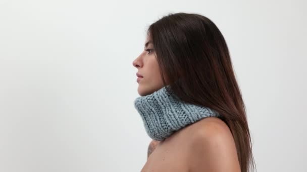 Woman posing and dancing in knitwear scarf — Stock Video