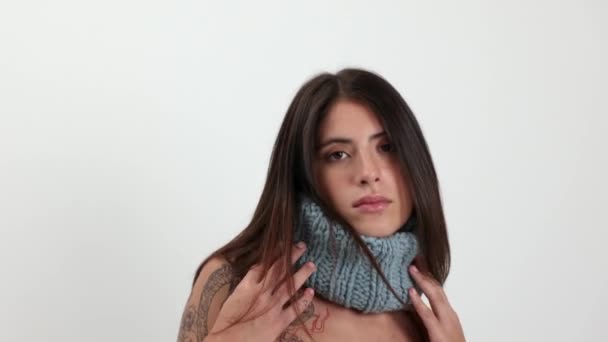 Femme posant et dansant en tricot écharpe — Video