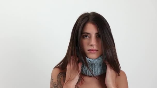 Woman posing and dancing in knitwear scarf — Stock Video