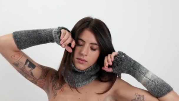 Женщина позирует и танцует в трикотажном шарфе — стоковое видео