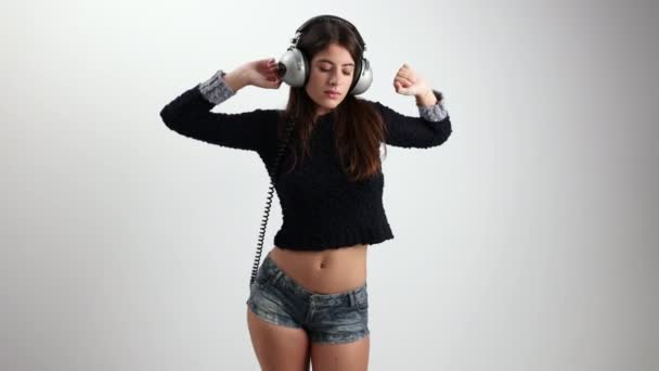 Kvinnan poserar och dansar i stickad tröja — Stockvideo