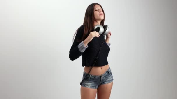 Donna posa e danza in maglieria maglione — Video Stock
