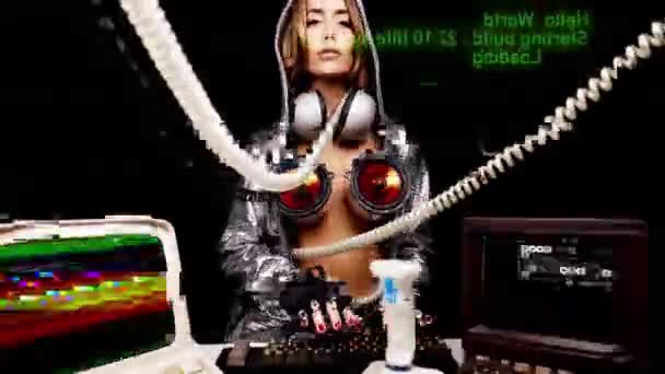 Žena s bláznivým kostýmem psaní na klávesnici — Stock video