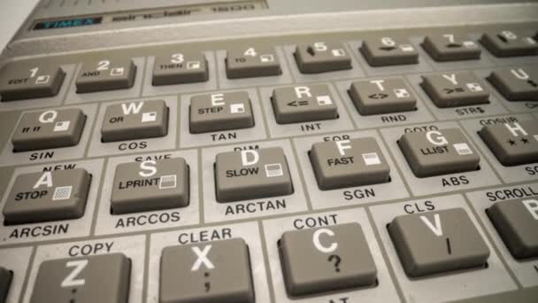 Schwenken über eine alte Tastatur — Stockvideo