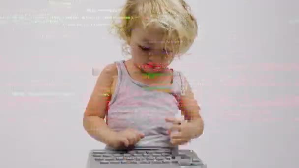 Klein meisje typen op toetsenbord — Stockvideo
