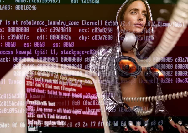 Frau mit verrücktem Kostüm tippt auf Tastatur — Stockfoto