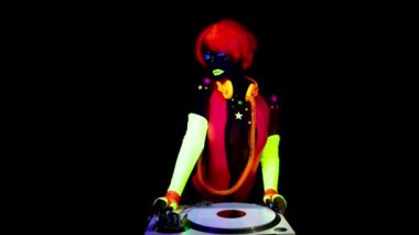 Parlak UV kostümlü kadın DJ 'i.