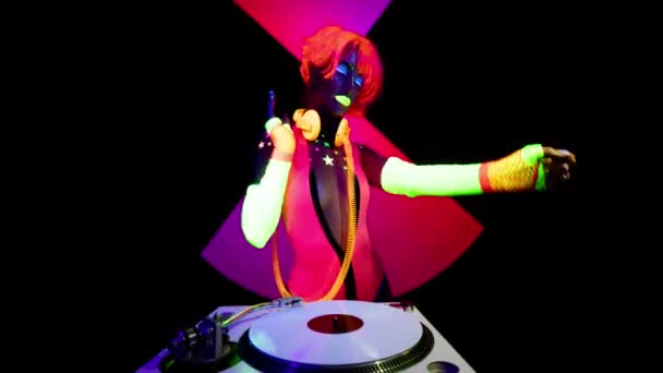 Vrouwelijke djing in gloed UV-kostuum — Stockvideo