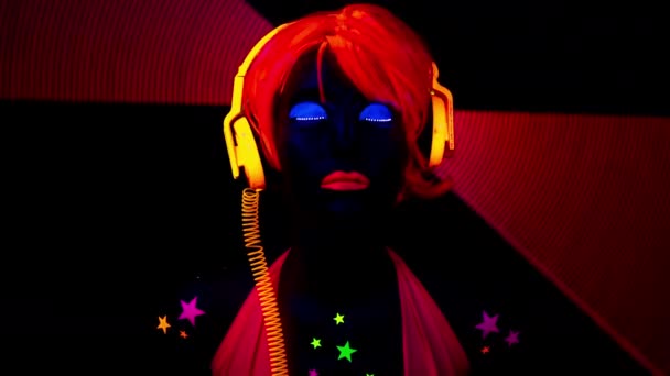 Tänzerin im leuchtenden UV-Kostüm — Stockvideo