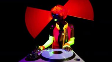 Parlak UV kostümlü kadın DJ 'i.