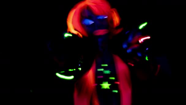Parlak UV kostümlü kadın dansçı. — Stok video