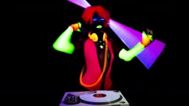 Parlak UV kostümlü kadın DJ 'i.