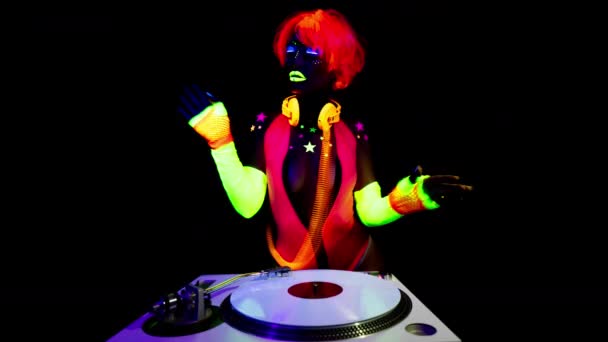 Djing femenino en traje UV brillante — Vídeos de Stock