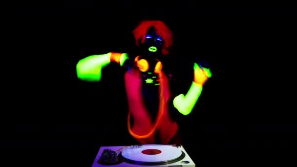 Djing femenino en traje UV brillante — Vídeos de Stock