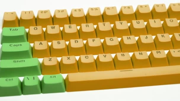 Loose klawiszy klawiatury komputera panning shot — Wideo stockowe