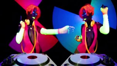 Parlak UV kostümlü kadın DJ 'i.