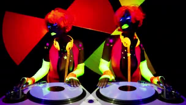 Vrouwelijke djing in gloed UV-kostuum — Stockvideo