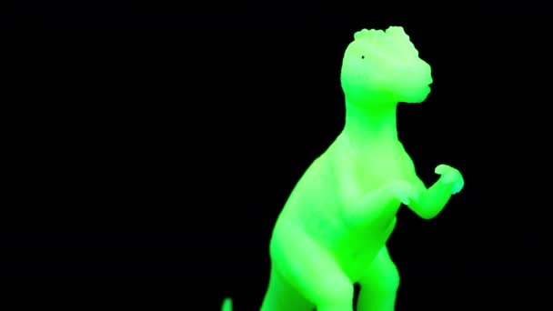Yeşil oyuncak dinozor karardı — Stok video