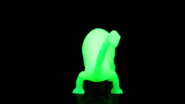 Zielona zabawka dinozaur toczenia ponownie czarny — Wideo stockowe