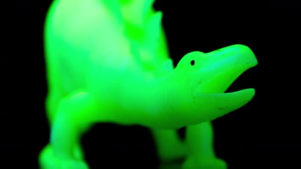 Jouet vert dinosaure tournant agaisnt noir — Video