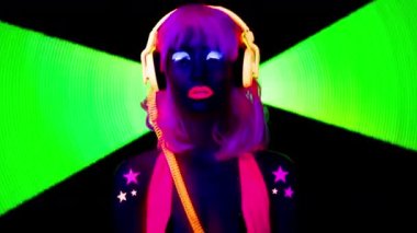 Parlak UV kostümlü kadın dansçı.