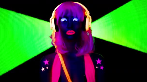 Танцовщица в блестящем ультрафиолетовом костюме — стоковое видео