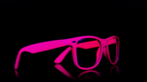 Pink neon glasses turning around — Stock Video