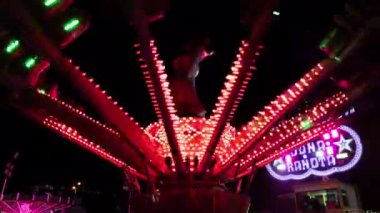 Karnavalda ağır çekimde lunapark gezisi