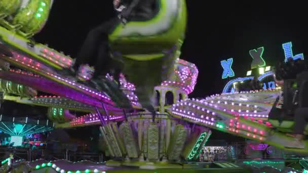 Смішна їзда на карнавалі в повільному русі — стокове відео