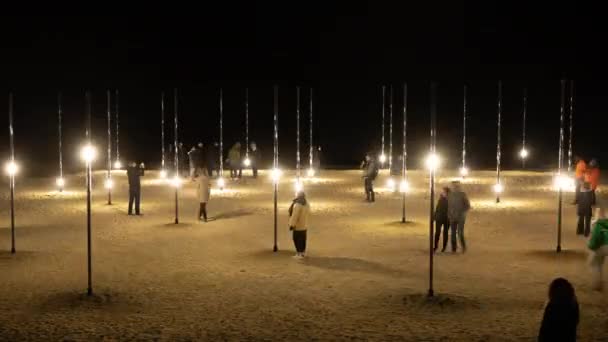 晚上海滩上的灯光 — 图库视频影像