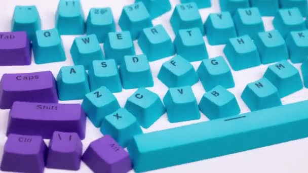 Kaybedilen bilgisayar klavyesi tuşları etrafta dolaşıyor — Stok video