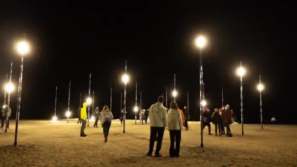 Φώτα στην παραλία τη νύχτα — Αρχείο Βίντεο