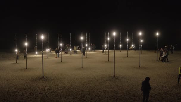 Licht op het strand 's nachts — Stockvideo