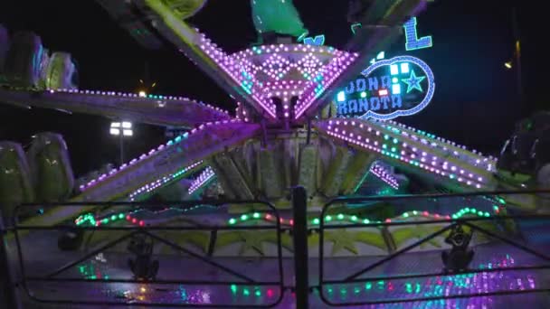 Funfair jízda na karnevalu ve zpomaleném filmu — Stock video