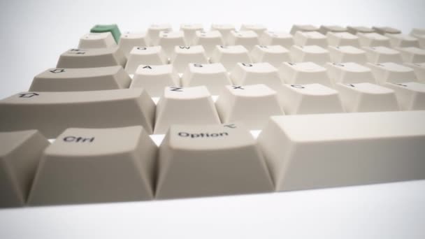 Schwenken über lose Tastaturtasten — Stockvideo