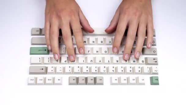 Losse toetsenbordtoetsen met handen typen — Stockvideo