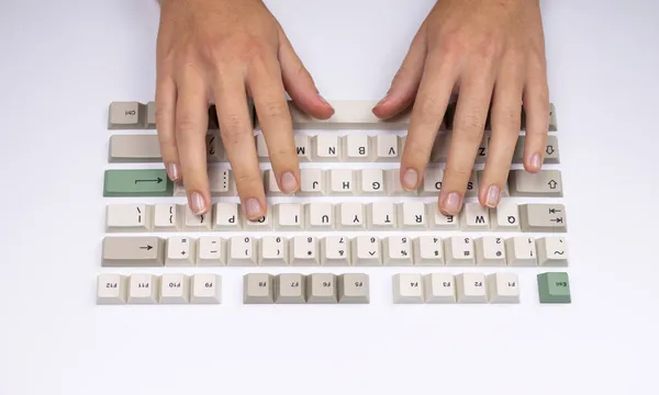 Teclas de teclado soltas com as mãos digitando — Fotografia de Stock
