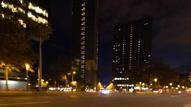 Rauschender Verkehr in der Nacht in Barcelona — Stockvideo