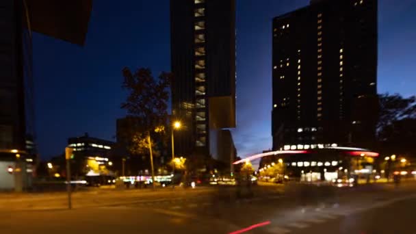 巴塞罗纳夜间繁忙的交通 — 图库视频影像