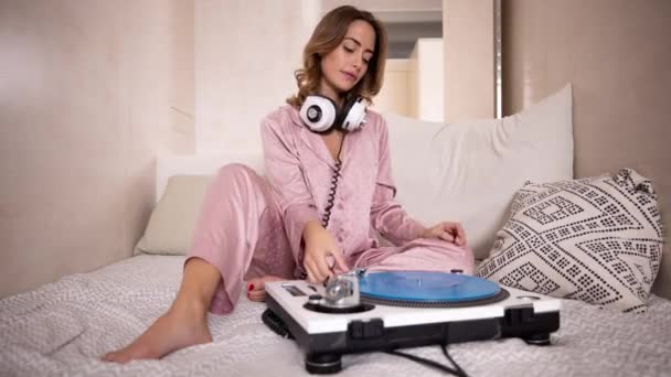 Feestvrouw in pyjama op haar bed — Stockvideo