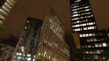 Geceleri Barselona 'daki ofis binaları