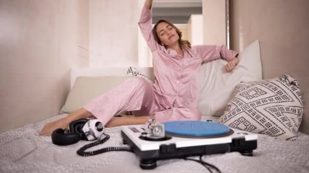 Fête femme en pyjama sur son lit — Video