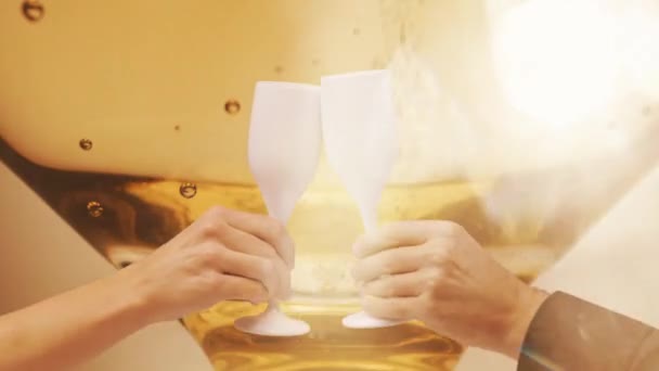 Witte champagne glazen maken proost — Stockvideo